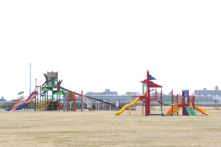 新潟市東区の寺山公園。子育て支援と子育て世代の交流を目的とした公園。 屋内の「い～てらす」では0 歳～小学3年生の子どもが遊べます