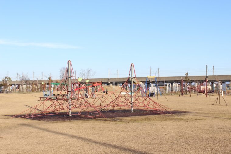 新潟市西区にあるみどりと森の運動公園。広い園内にはすべり台などの遊具や野球場、屋内人工芝コートなどがあり、親子で体を動かせます