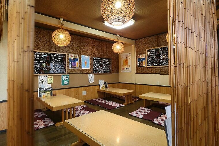 純和風の店内。カウンターから小上がり、個室まで用意。人数やシーンに合わせて選べます