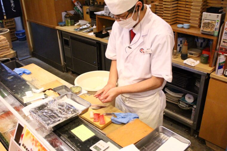 カウンター席で職人と会話しながらおすすめの握りを食したい