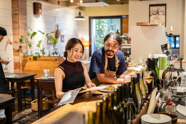 「どれを飲もう？」と迷う時間も楽しい。右は店主・布澤さん