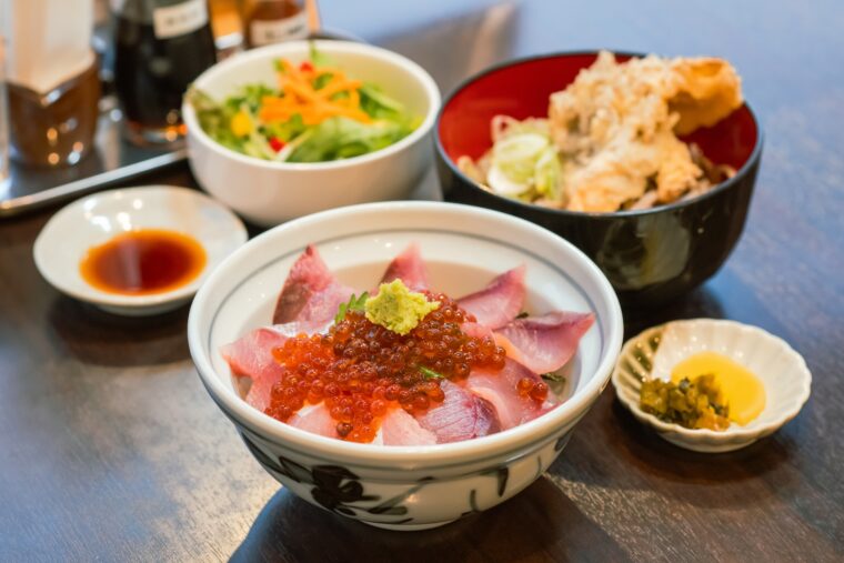 蕎麦DAYSの『日本海ブリいくら丼 舞茸天そばセット』