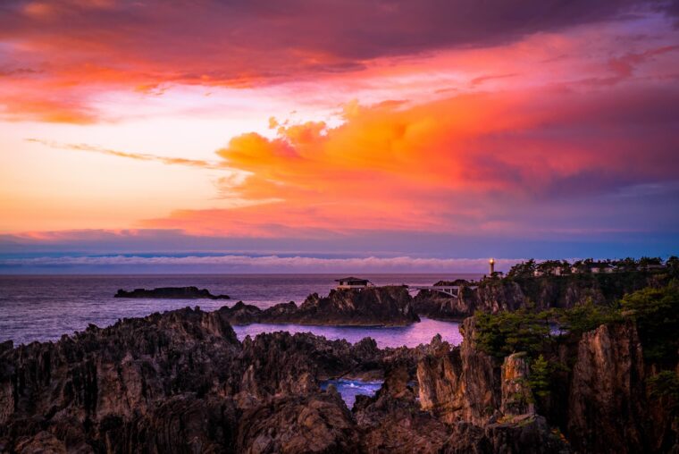 佐渡島の国定公園「尖閣湾」は、美しい夕陽を眺められるスポットとして有名。展望台や海中公園、透明度の高い水中をのぞける水中透視船など、昼も存分に楽しめる