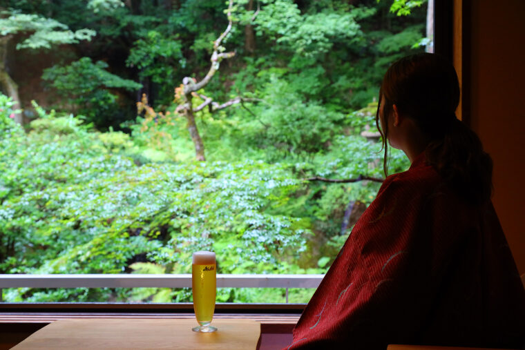 自然に囲まれた部屋でゆっくりと過ごせる五頭今板温泉 湯本舘