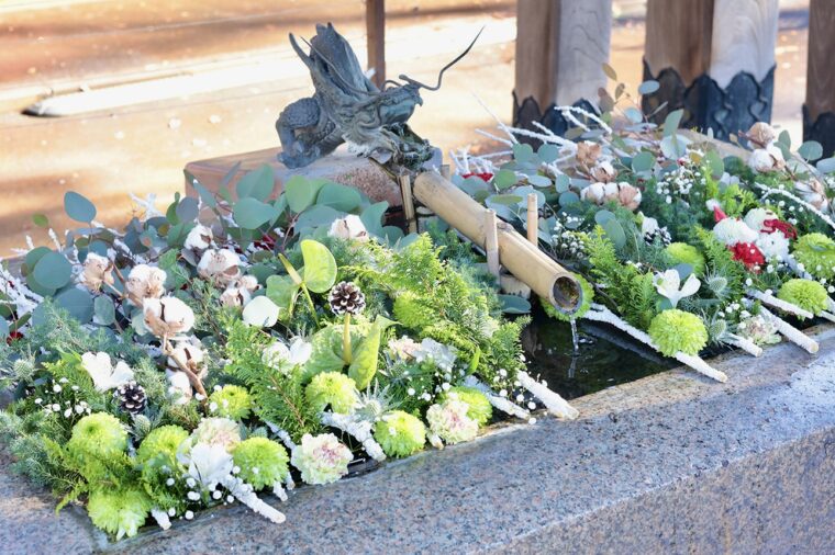 季節の花で鮮やかに彩られる花手水は年間を通して楽しめます