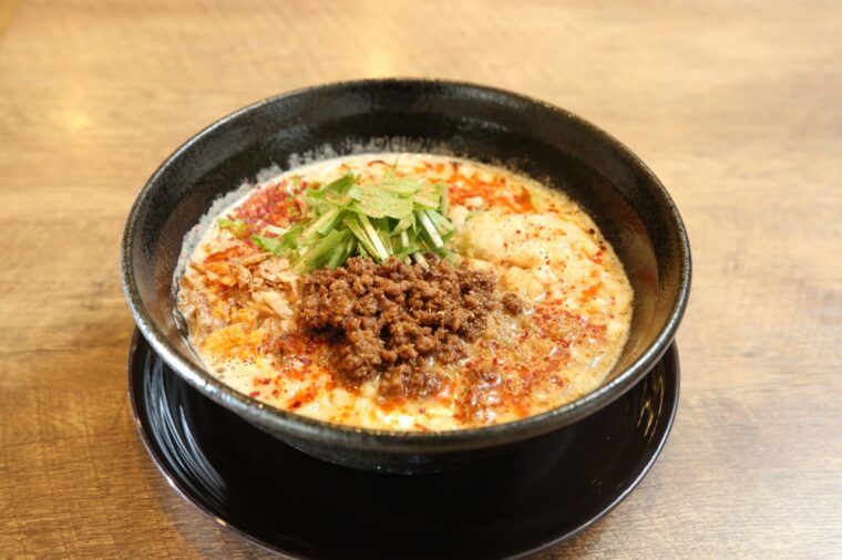 湯気とともにゴマの香りが立ち上る『濃厚担々麺』（1,000円）