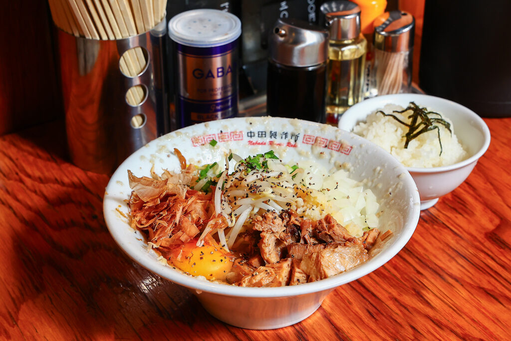 山中田 中田製作所】看板のブラックを具だくさんのまぜそばで！｜五泉市・なか