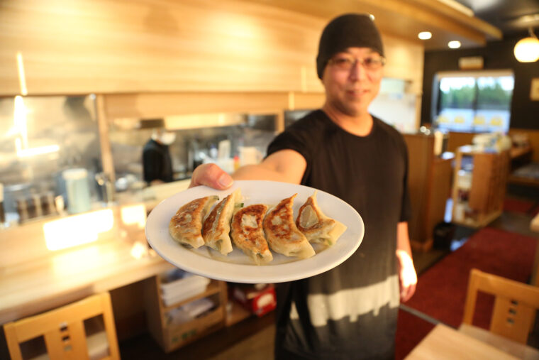 「ラーメンと一緒に、ギョーザもぜひ味わってみてください！」と店主・菊池さん