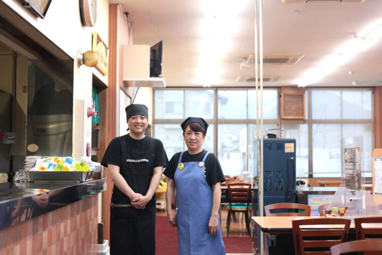 3代目店主の佐藤さや香さん（左）と、2代目店主の大森淳子さん