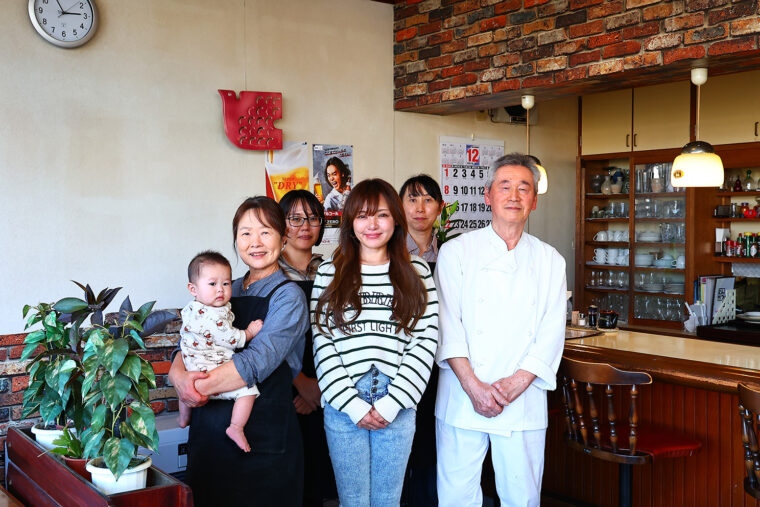 右が店主・皆川光雄さん、左が奥様・恵子さんと孫の有紗ちゃん（きゃわいい）。奥右が娘の絵美さん、左がスタッフの富永さん。皆さんの穏やかな笑顔も魅力です