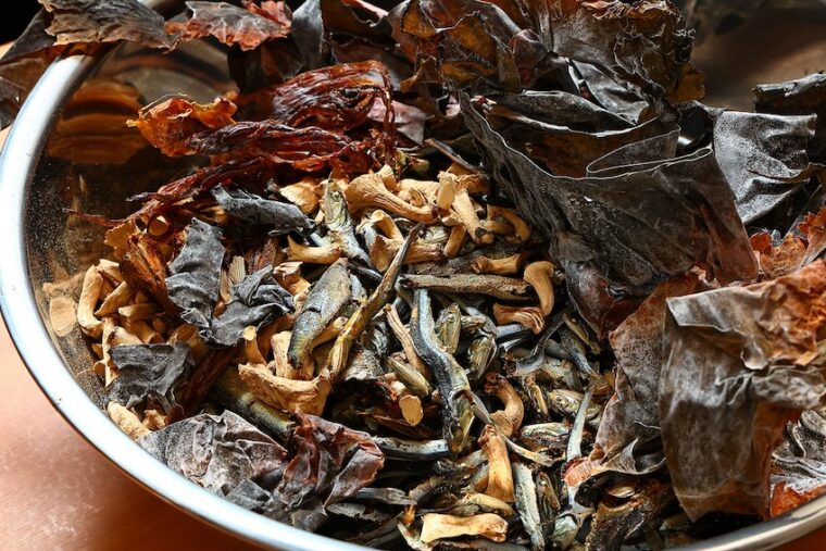 9種類者煮干しと鶏を使い、スープのコクとうまみを引き出す