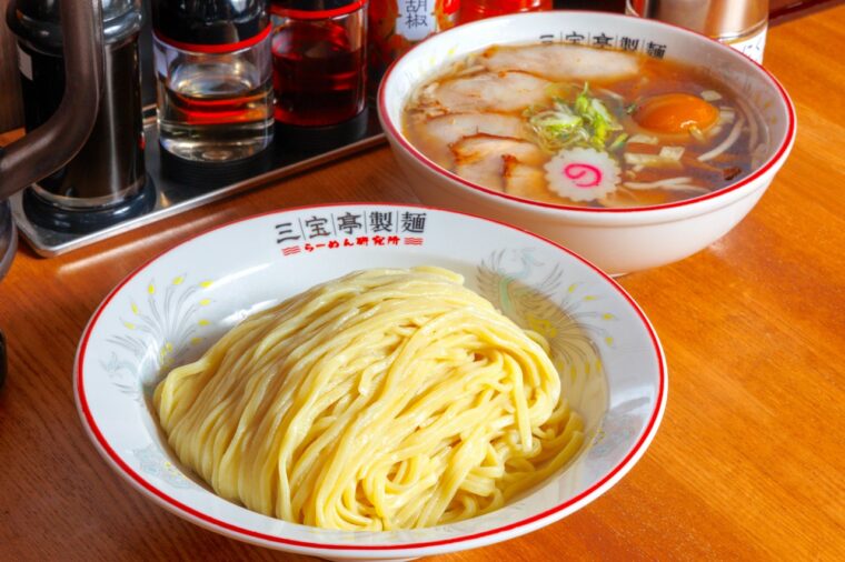 打ちたて自家製麺のうまさをストレートに楽しめる『つけそば』（990円）