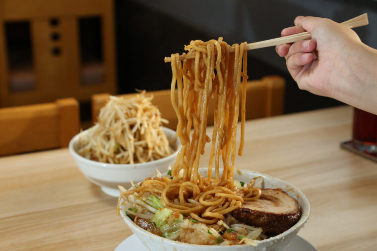 モチモチ食感の太麺が野菜と好相性！ 写真後ろにあるのが別皿に移した野菜です