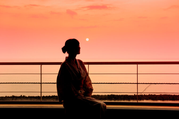 日本海に沈む夕陽は、季節や天候によってさまざまな表情を見せ、茜色に染まる海と空が織りなす光景は息を呑む美しさ。海辺の温泉街ならではの贅沢な時間を過ごせる