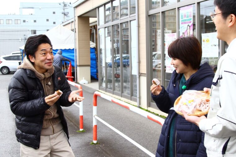 番組冒頭シーンで干し柿を試食し、おいしさに驚く飛田アナ