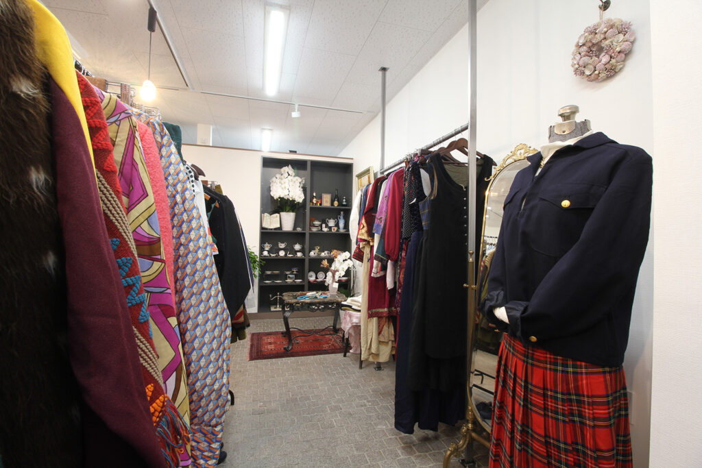 新店・Dolcevita Used&Vintageclothing】一点ものが揃う店内で