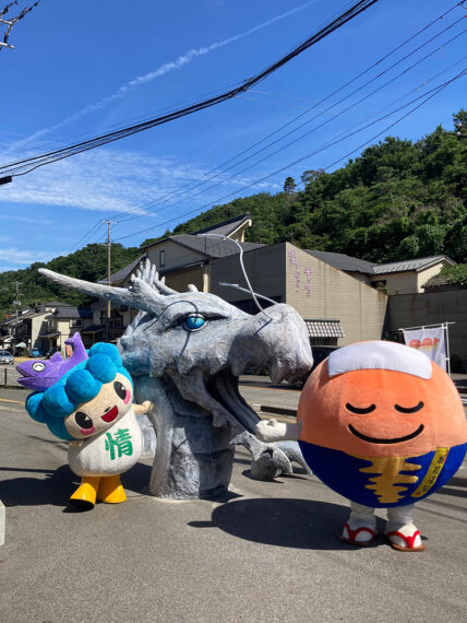 瀬波海岸→観光案内所→噴湯公園を結ぶ各スポットにオブジェが誕生。思わず二度見してしまうオブジェばかり。記念の一枚にぜひ！