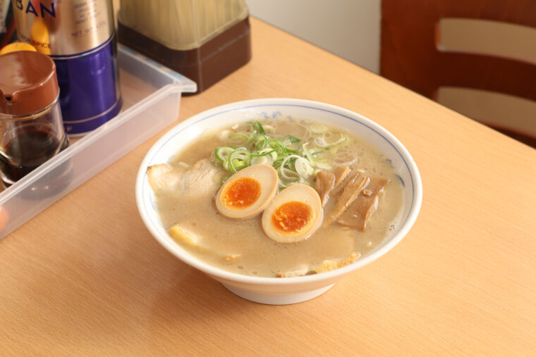 常連客を中心に人気の『味玉ラーメン』（850円）