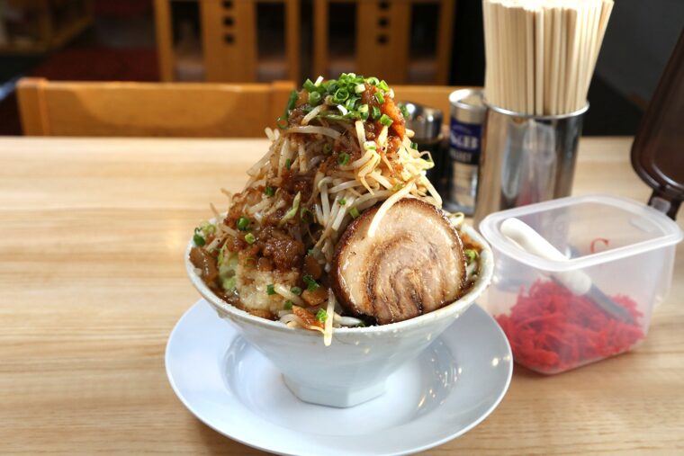 インパクト大！ 『ごり盛りDXラーメン』（1,000円）