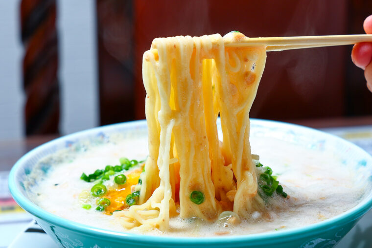 麺を持ち上げると納豆が麺によく絡みます