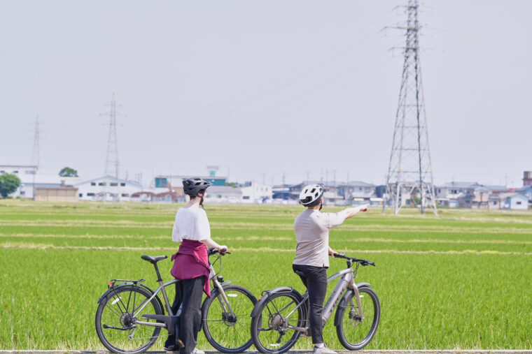 高性能バッテリーを搭載したe-Bikeで工場や街並みを散策