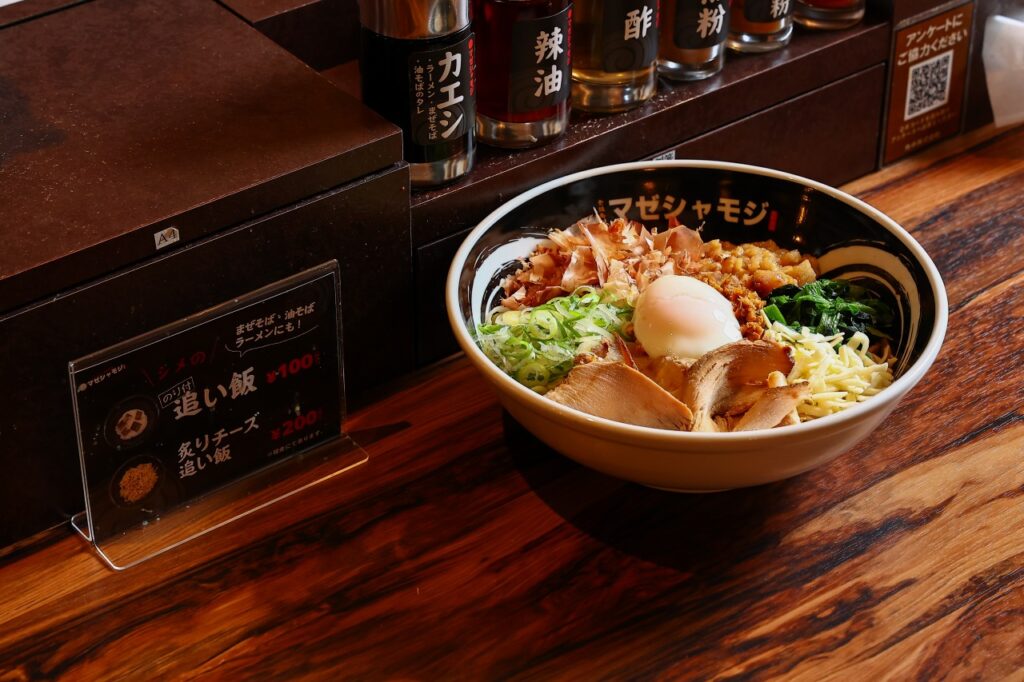 マゼシャモジ】駅ナカで楽しめる！ 自家製極太麺で味わう香り豊かな