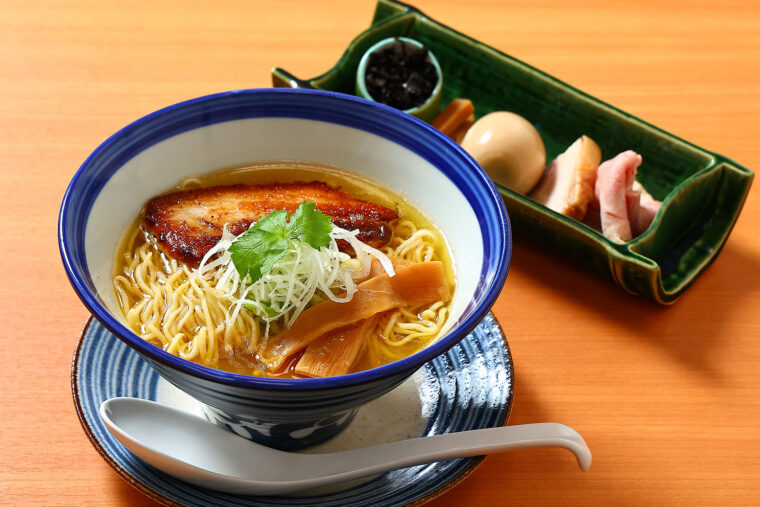 『特製皿付塩らーめん』（1,400円）