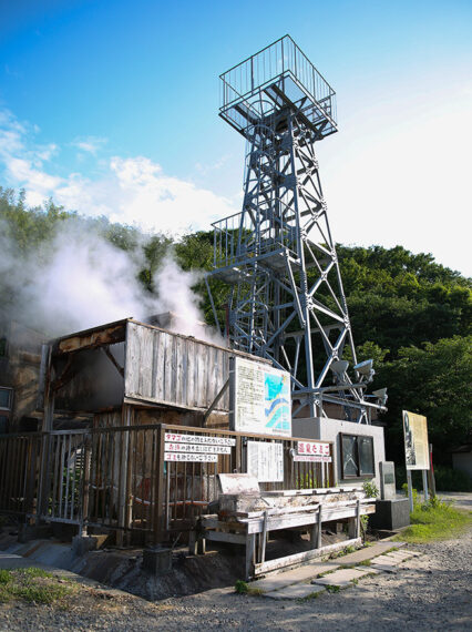 温泉が噴出した温泉源泉井戸がある噴湯公園。源泉脇では温泉ゆで卵を作ることができ、観光客も多く訪れる