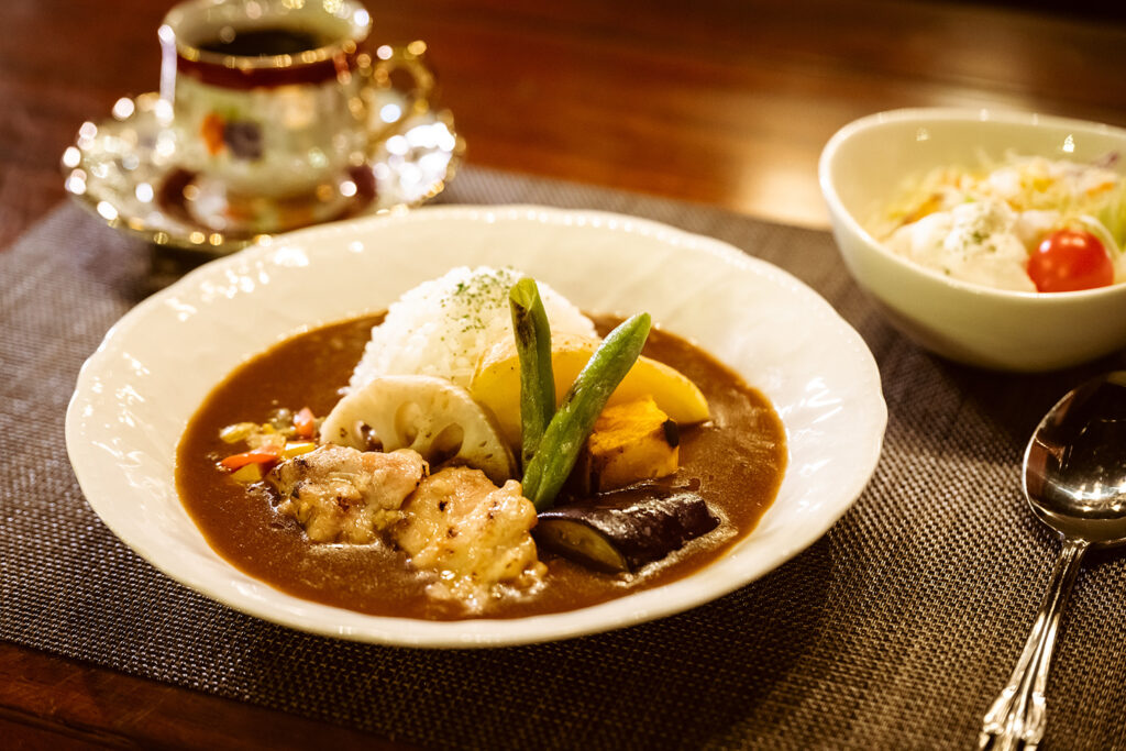 気ままな喫茶店】レトロかわいい喫茶店の野菜たっぷりカレーで優雅な