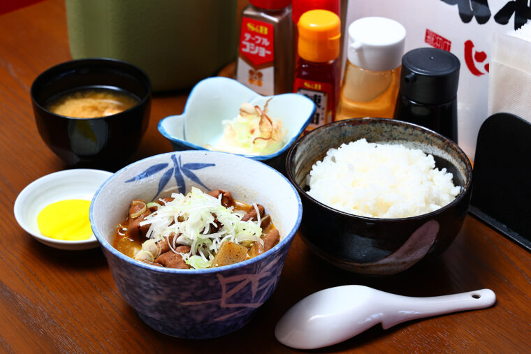 プリプリ食感でクセのない『もつ煮定食』（890円）も人気