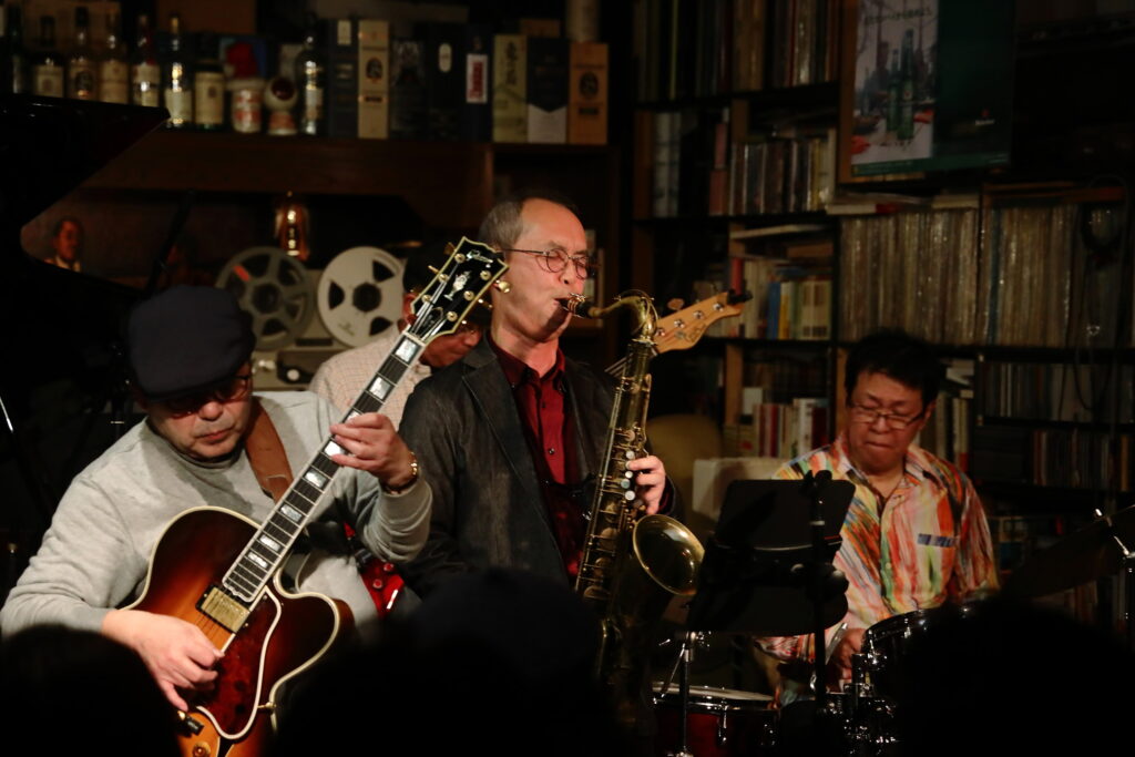 リアル　人形　ミュージック　JAZZ演奏者　BAR　飲食店などに　特大 新宿】JAZZの生演奏が聴ける！NYタイムズも取り上げた老舗居酒屋で大人