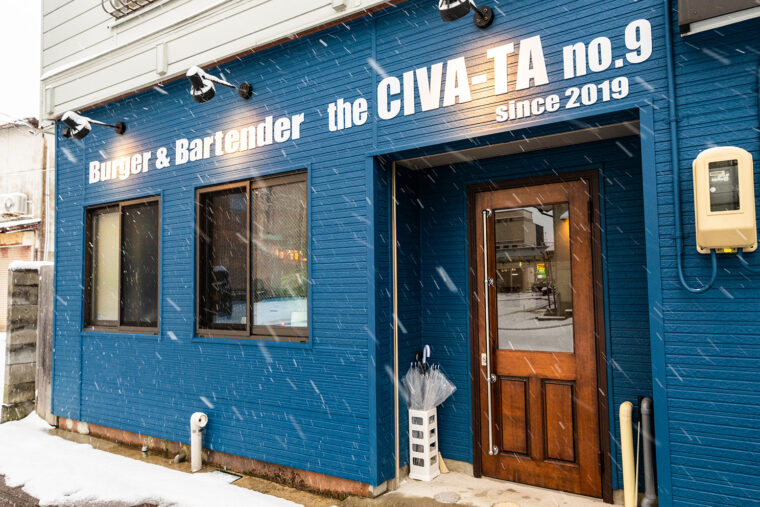 青い建物で見つけやすい！