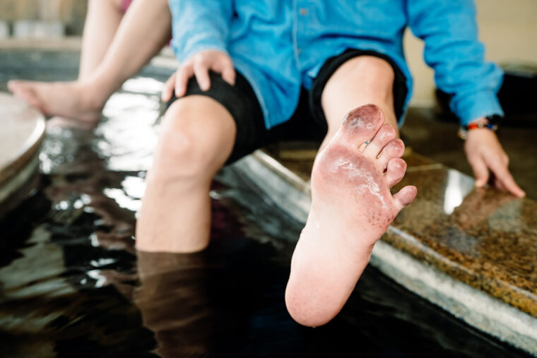 入浴後、足もこのように黒っぽくなる。でも体に害はなく、しっかり取れます！