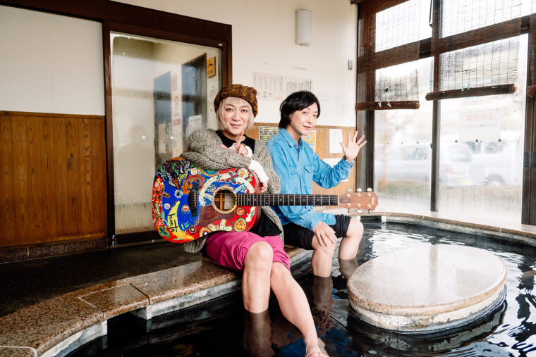 全国的にも珍しい黒湯の足湯。ちなみにギターは撮影用に持ち込んだもので、ここで歌ったりしませんでしたよ（笑）