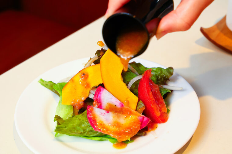 サラダにかける特製ドレッシングがおいしいと評判！