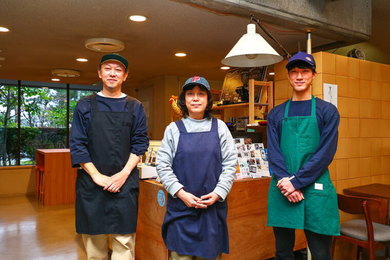 昨年の春に新発田市に移住した店主の吉田さん（中央）