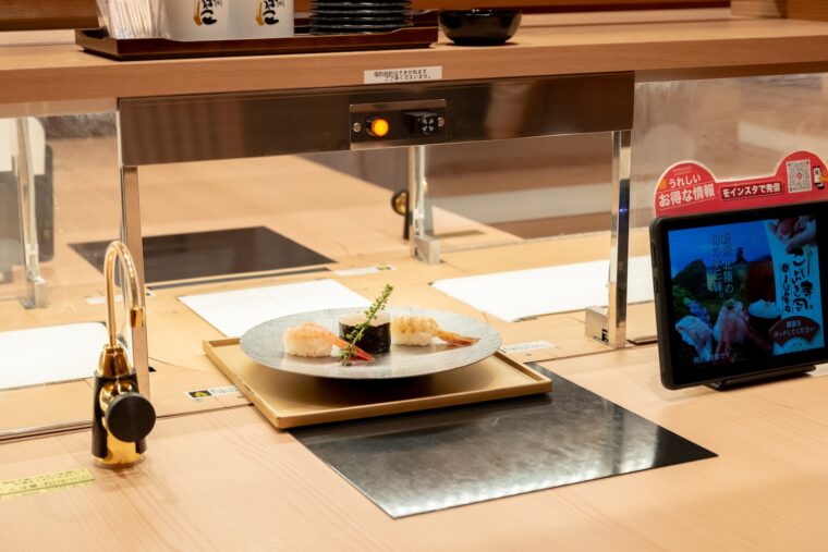 テーブル席で注文したすしはレーンで運ばれて到着！