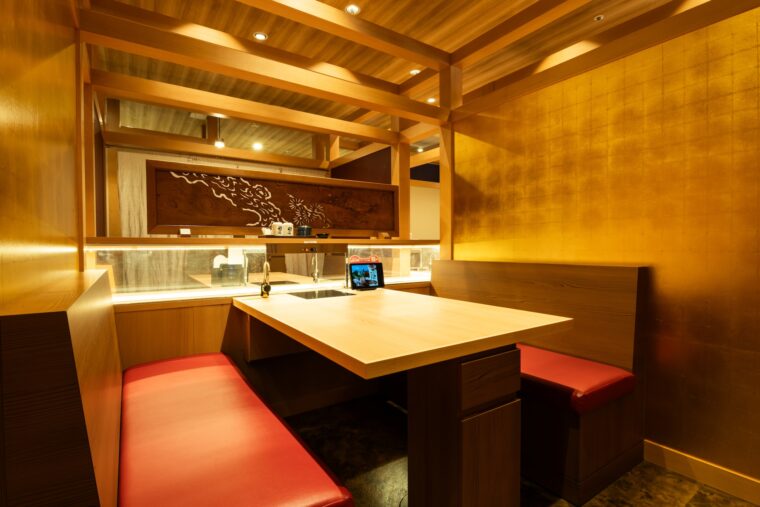 13番の個室のみ壁がゴールド。ここで食事できたらラッキー！