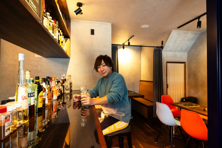 「ひとりでも気軽にお立ち寄りください。お好きなお酒を作りますよ！」と店主の橋本健一さん