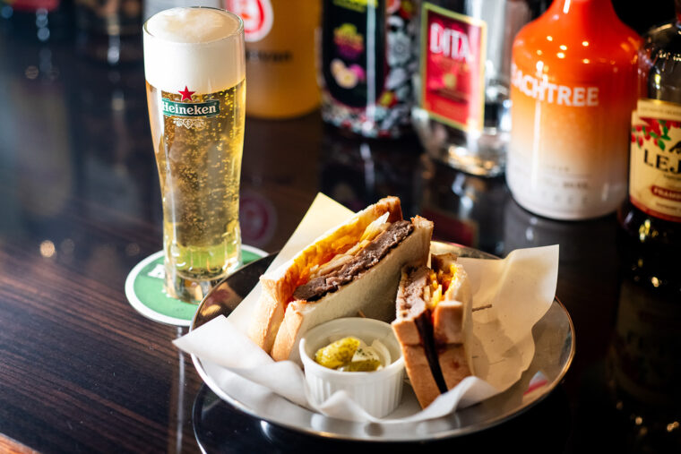 『シヴァータバーガー』（800円）と『ハイネケン（生）』（700円）