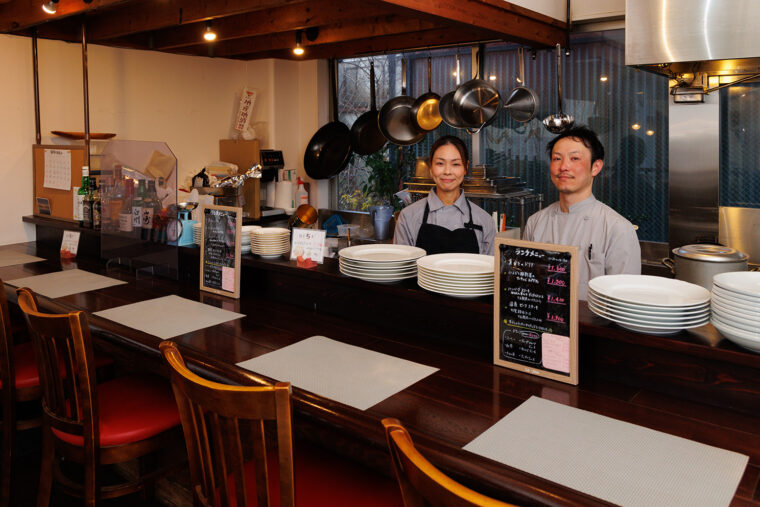 カウンター席からは近藤さんご夫婦の調理風景を見られる