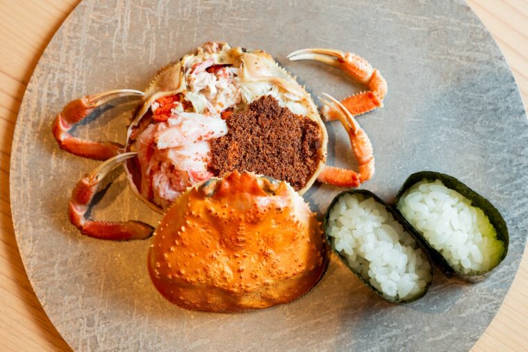 一杯ずつ丁寧に剥いたカニ。うまみたっぷりです