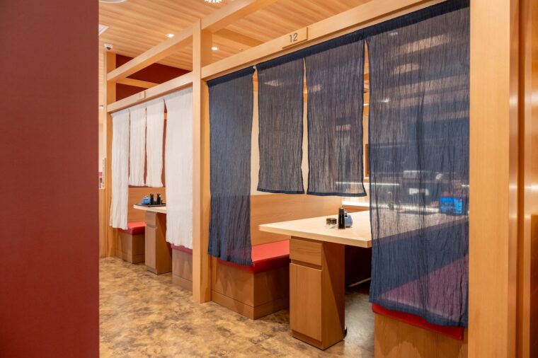 テーブル席は個室のような雰囲気