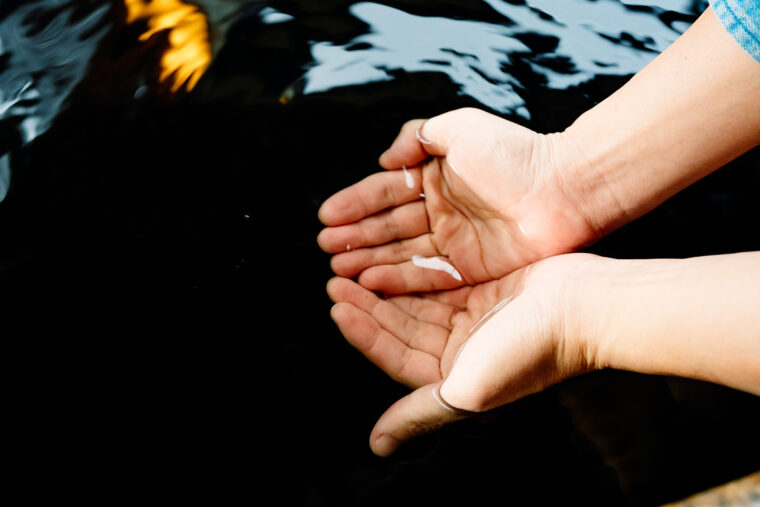 ご覧の通り黒っぽいお湯。いわむろやの足湯は体験無料っていうのも素晴らしいです