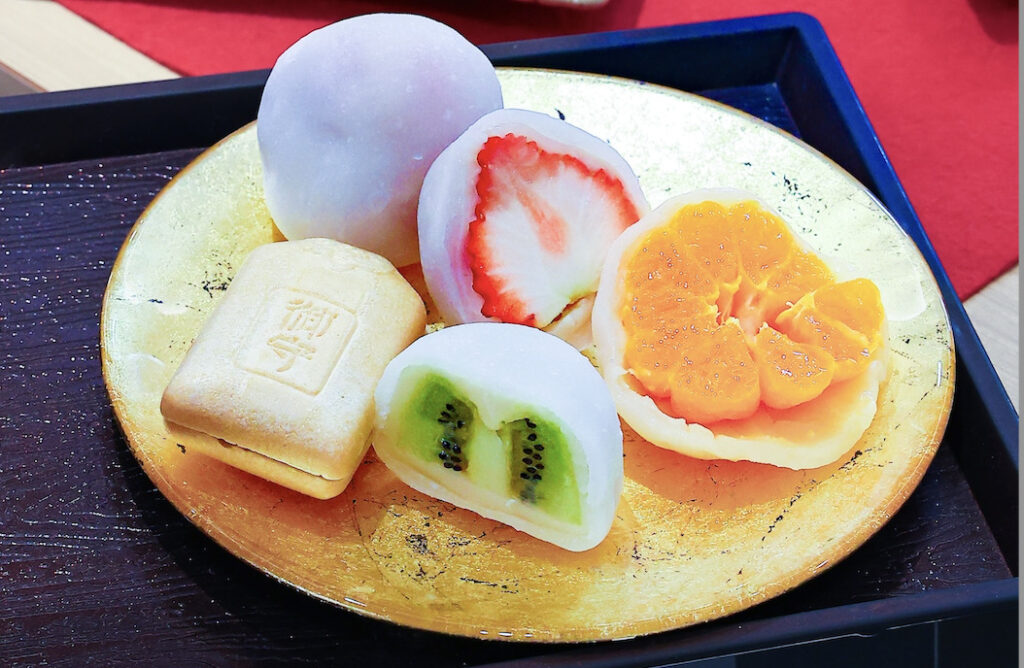 新潟駅特集・祝いの銘菓 果寿庵 CoCoLo新潟店】赤い糸でカットする