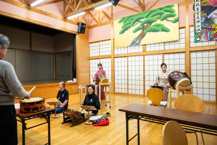 この日は芸妓のゆりさんたちと岩室の旅館の女将たちとの「太鼓のお稽古」も見ることができた（隣接する伝承館にて）