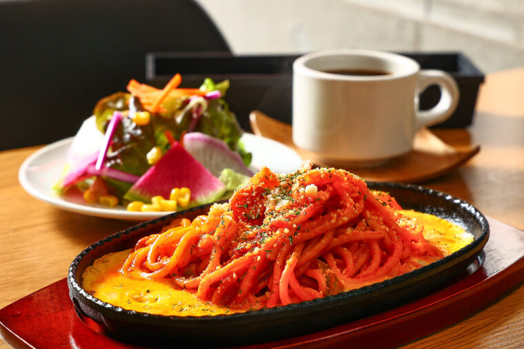 『鉄板ナポリタン』（1,100円）。サラダ、ドリンク付き