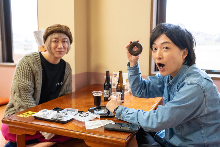 『岩室黒湯ビール』（330ml 800円）、『くろすけ』（16個入り1,400円）、『黒湯ドーナツ』（1個245円）。ほか、黒温泉饅頭や黒いジェラートなどもあります