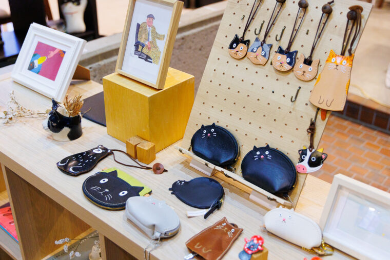 猫をモチーフとした手作りの革小物も多数販売している