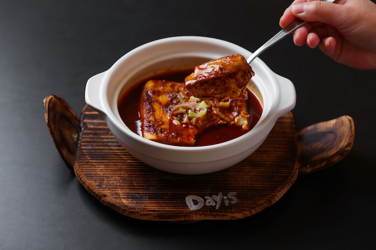 『半丁丸ごと麻婆豆腐』。セット1,100円、単品840円。しっかりとした豆腐の食感を堪能できる